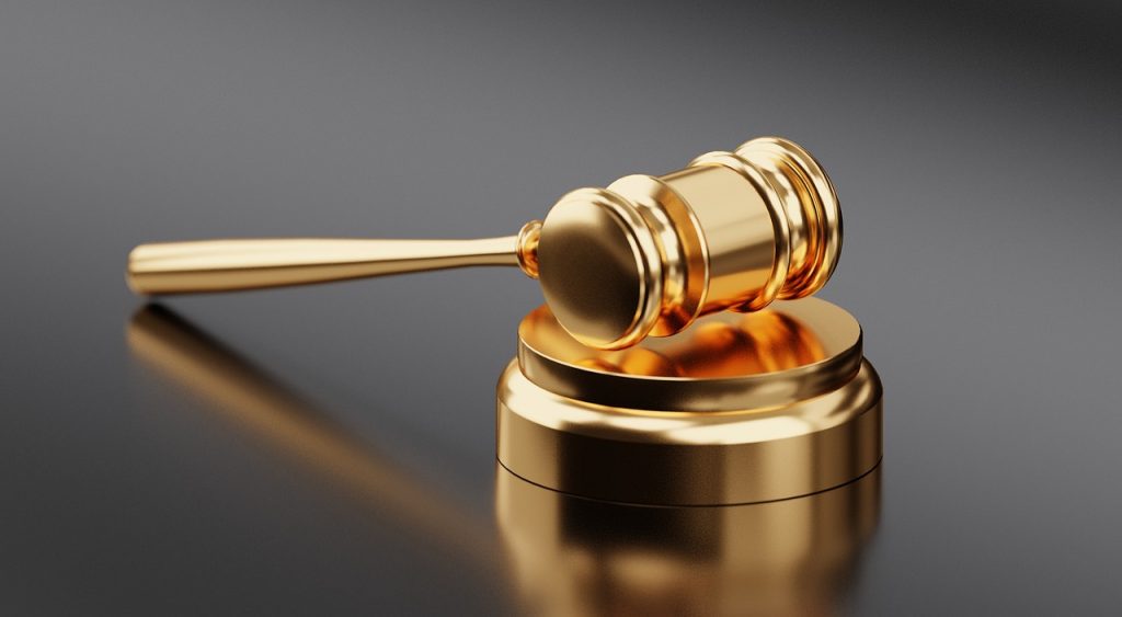 gavel-gbc5c030ca_1280-1024x563 À Propos